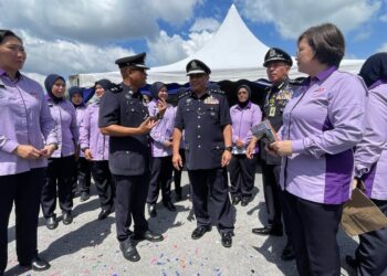 ADLI Ismail (tengah) bersama anggota Amanita IPD Pasir Puteh di majlis perasmian Taman Angkat Amanita Kontinjen Kelantan, di Pasir Puteh, Kelantan, hari ini. UTUSAN/TOREK SULONG