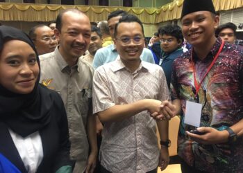 NIK Nazmi Nik Ahmad (dua kanan) beramah mesra bersama mahasiswa pada Program Townhall Madani bersama Mahasiswa di UiTM Machang, Kelantan hari ini. UTUSAN/ROSMIZAN RESDI