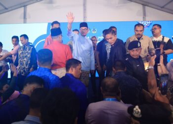 ANWAR Ibrahim (tengah) melambaikan tangan kepada tetamu yang hadir ke Majlis Rumah Terbuka Malaysia Madani di Pekarangan Stadium Sultan Muhammad IV, Kota Bharu, Kelantan-UTUSAN/KAMARUL BISMI KAMARULZAMAN