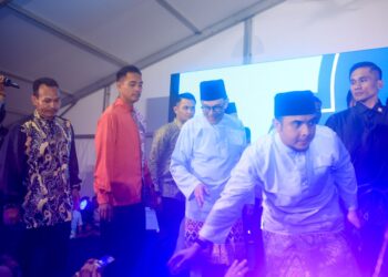 ANWAR Ibrahim (tengah) semasa menghadiri Majlis Rumah Terbuka Malaysia Madani di Pekarangan Stadium Sultan Muhammad IV, Kota Bharu, Kelantan-UTUSAN/KAMARUL BISMI KAMARULZAMAN