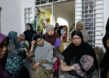 ROBIAH Ismail (dua dari kanan) reda dengan kehilangan dua anaknya dalam kebakaran di Kampung Mentuan, Binjai, Kota Bharu, Kelantan.-UTUSAN/ROHANA MOHD. NAWI