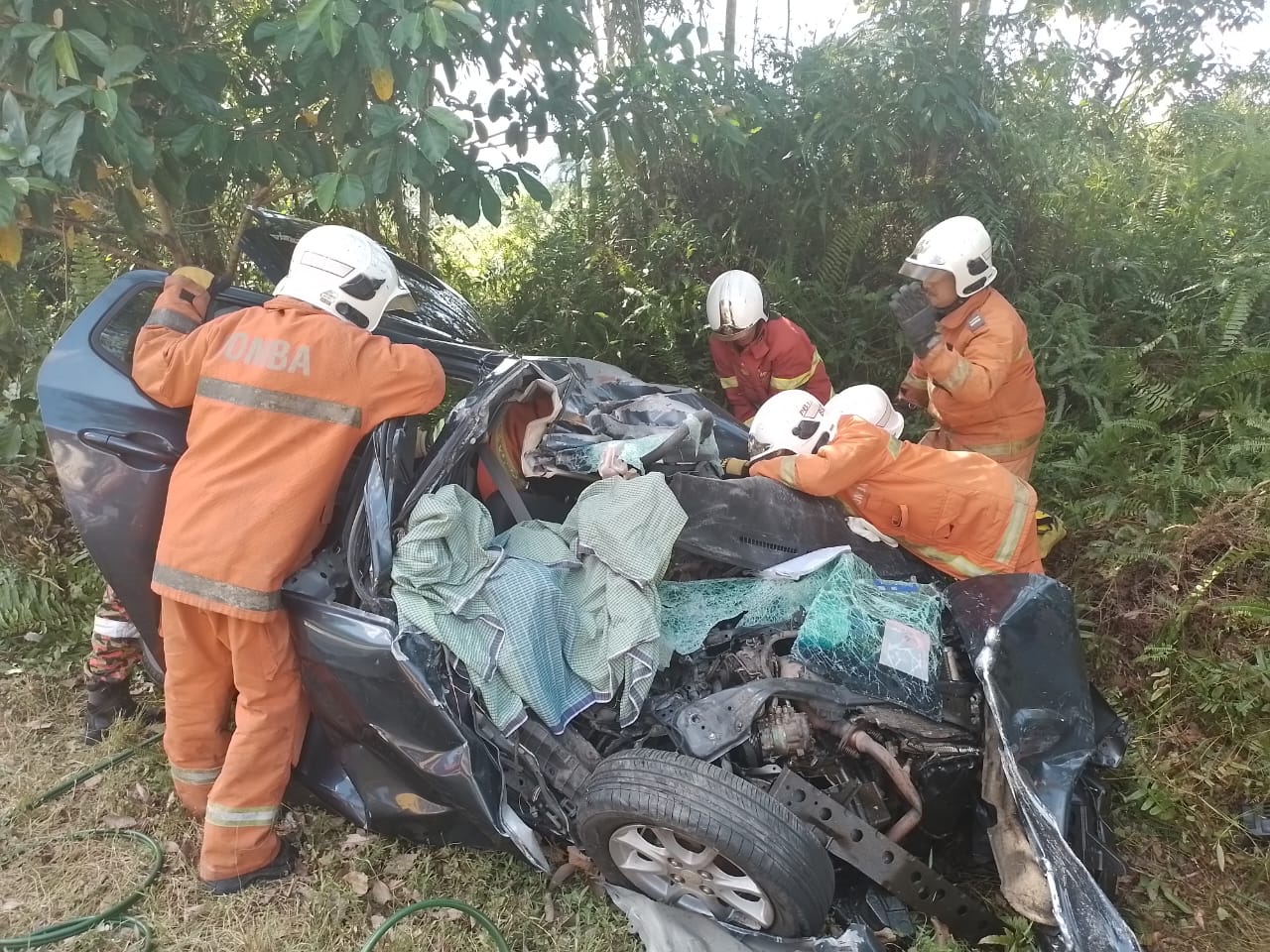 Dua pelajar Politeknik Muadzam Shah maut, kereta dinaiki bertembung dengan lori