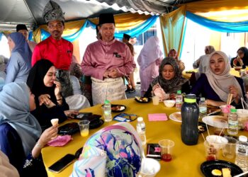 IDRIS Mohd. Salleh, (berdiri, dua  kiri) meraikan kakitangan LKTN di Majlis Anugerah Perkhidmatan Cemerlang 2022 dan Sambutan Hari Raya Aidilfitri Lembaga Kenaf dan Tembakau Negara di Ibu Pejabat LKTN, Kota Bharu, Kelantan hari ini.-UTUSAN/ ROSLIZA MOHAMED