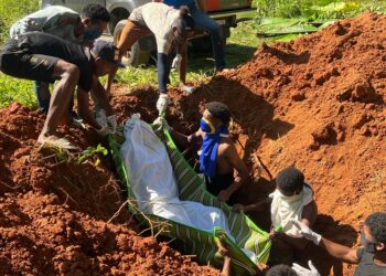 MAYAT lelaki Orang Asli suku kaum Bateq, Halim Asin selamat dikebumikan di Kampung Aring 5, Gua Musang, Kelantan, semalam.UTUSAN/AIMUNI TUAN LAH