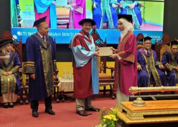 DR. Mohd. Zahari Ismail (dua dari kiri) ketika menyampaikan skrol diploma kepada graduan pada Majlis Konvokesyen Politeknik Jeli Kelantan kali kesembilan di Jeli, Kelantan hari ini. UTUSAN/MUSTAQIM MOHAMED