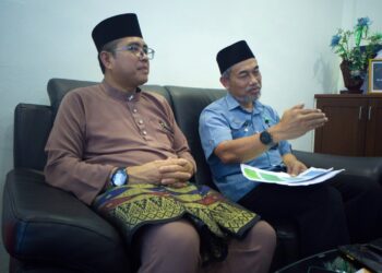 BAKRI Sawir (kanan) dan Pengarah FAMA Negeri Sembilan, Shahlan Kusaseh ketika ditemui pemberita pada majlis Hari Bertemu Pelanggan FAMA Negeri Sembilan Sempena Aidilfitri 2023 di Seremban hari ini.