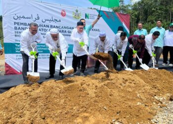 AHMAD Yakob (empat dari kiri) merasmikan Pembangunan Rancangan Kawasan Khas (RKK) Bandar Datuk Bentara (BDB) di Kampung Panggong Lalat, Gua Musang, Kelantan hari ini.UTUSAN/AIMUNI TUAN LAH