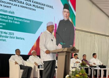 AHMAD Yakob ketika berucap dalam projek Pembangunan Rancangan Kawasan Khas (RKK) Bandar Datuk Bentara (BDB) di Kampung Panggong Lalat, Gua Musang, Kelantan, hari ini.-UTUSAN/AIMUNI TUAN LAH