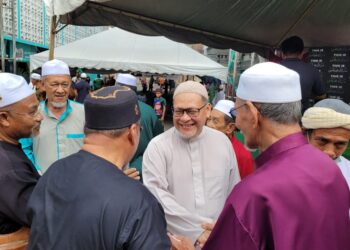 MOHD. Amar Nik Abdullah (tengah) sempat meluangkan masa bersalaman dan berbual mesra dengan orang ramai yang menghadiri sesi kuliah pagi Jumaat di Medan Ilmu Tok Guru, Kota Bharu, Kelantan hari ini. UTUSAN/MUSTAQIM MOHAMED