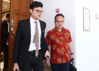 MOHAMAD Madani Sahari (kanan) bersama peguamnya, Wan Aizuddin Wan Mohammed selepas mengaku tidak bersalah terhadap 12 pertuduhan menerima hasil daripada aktiviti haram di Mahkamah Sesyen Alor Setar.