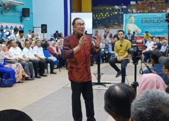 ANWAR Ibrahim ketika menjawab soalan pada Sesi Santai Petang dan Dialog bersama Perdana Menteri di Kolej Vokasional Langkawi.