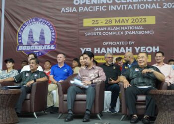 Timbalan Menteri Belia dan Sukan, Adam Adli (tengah) merasmikan Majlis Pembukaan Kejohanan Jemputana Dodgeball Asia Pasifik 2023 yang berlangsung di Stadium Panasonic, Shah Alam semalam.