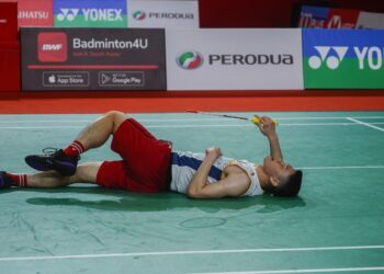 Pemain perseorangan lelaki negara, Lee Zii Jia ketika menentang pemain Taiwan, Lin Chun Yi pada Kejohanan Badminton Perodua Malaysia Masters 2023, di Stadium Axiata Arena , di sini hari ini. Foto: SHIDDIEQIIN ZON