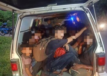 PATI warganegara Myanmar yang berjaya ditahan polis di hadapan sebuah sekolah di Jalan Bunut Sarang Burung, Tumpat, Kelantan-UTUSAN/IHSAN POLIS