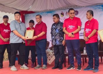 AMINUDDIN Harun (empat dari kiri) menyampaikan sijil penghargaan sempena Majlis Perasmian Sambutan Hari Antidadah 2023 Peringkat Negeri Sembilan dan Karnival Mega Belia Beliawanis MPKK DUN Seri Menanti bersama Pejabat Daerah dan Tanah Kuala Pilah, di Kuala Pilah hari ini.-UTUSAN/NOR AINNA HAMZAH.