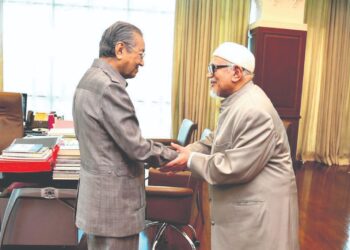 ADAKAH jalinan kerjasama Pas melalui Proklamasi Orang Melayu yang diterajui Dr. Mahathir
Mohamad (kiri) dapat menyatukan semula orang Melayu?