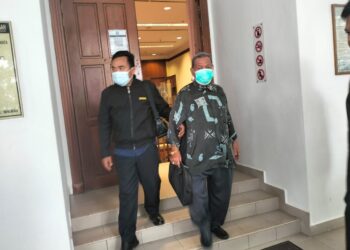 MOHD. Fadhilah Hanafi (kanan) dikawal oleh Pegawai SPRM selepas menghadapi pertuduhan di bawah Seksyen 420 Kanun Keseksaan kerana menipu di Mahkamah Sesyen Alor Setar.