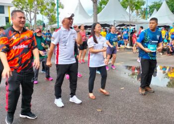 HANNAH Yeoh (tengah) bergambar bersama para peserta program Balik Pulau Half Maraton 2023, di Kompleks Sukan Balik Pulau, Pulau Pinang hari ini. - Pic: SAFINA RAMLI