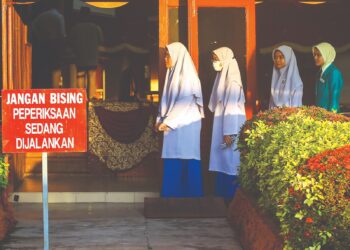 PELAJAR lepasan Sijil Pelajaran Malaysia (SPM) perlu diberi pendedahan tentang kebaikan
menyambung pengajian di peringkat tinggi.