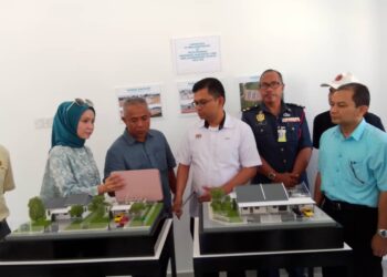 AKMAL Nasrullah Mohd. Nasir (tiga dari kiri) mendengar taklimat yang disampaikan oleh pemaju semasa mengadakan lawatan ke tapak projek di Machang, Kelantan-UTUSAN/ROHANA MOHD.NAWI