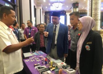 DR. ZAINI Hussin (dua dari kanan) sedang mendengar penerangan mengenai kesan peranti rokok elektronik kepada kesihatan pada Program Kelantan Sihat 2023 di sebuah hotel di Kota Bharu,Kelantan hari ini.UTUSAN/ROSMIZAN RESDI