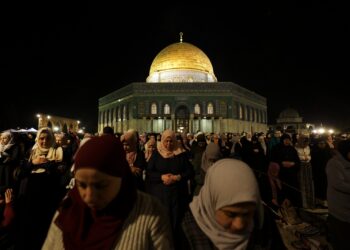 KEKELIRUAN yang timbul telah membuka ruang dan peluang kepada tentera Israel ‘mencabul’ kesucian Masjid Al-Aqsa.-AFP