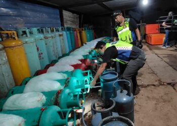 ANGGOTA penguat kuasa KPDN Putrajaya melakukan pemeriksaan dalam serbuan ke atas sebuah premis yang menjalankan aktiviti penyelewengan LPG di Mantin, Seremban baru-baru ini.