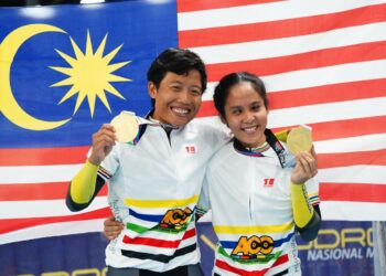 Atlet berbasikal trek para negara, Nur Azlia Syafinaz (kanan) bersama jurumudi, Nurul Suhada Zainal mempertahankan pingat emas acara kejar mengejar kategori B selepas menewaskan pasukan Indonesia pada Kejohanan Berbasikal Trek Asia 2023 (ACC2023) di Velodrom Nasional, Nilai di sini hari ini. GAMBAR - AMIR KHALID