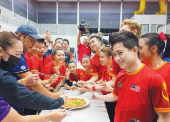 ATLET wusyu negara mengadakan sambutan Tahun Baharu Cina di Bukit Jalil semalam selepas menghadiri Program Pemilihan Sukan SEA 2023 dan Sukan Asia 2023. – IHSAN WFM