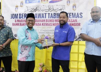 SYAIFUL Rizal Abdul Ghani (dua, dari kanan) menyampaikan set buku kanak-kanak bertajuk Nuri kepada Mohd. Ali Hanafiah Abu Hassan.