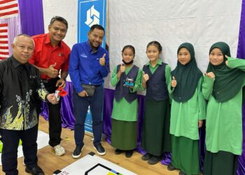 SYAIFUL Rizal (tiga dari kiri), Pensyarah, Jabatan Kejuruteraan Elektrik, Elektronik & Sistem merangkap pengurus program, Prof. Madya Dr. Nazrul Anuar dan Ketua Pegawai Pendidikan daerah Simunjan, Hasbi Ancheh bersama murid-murid di Sebuyau yang mendapat pendedahan STEM melalui modul khas dari UKM.