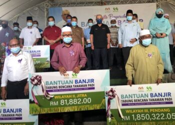 RONALD Kiandee (baju hitam) bergambar bersama penerima bantuan pada Majlis Penyerahan Bantuan Banjir Tabung Bencana Tanaman Padi di PPK Mada H-11, Kepala Batas, Jitra Kubang Pasu hari ini. - UTUSAN/JAMLIAH ABDULLAH