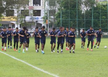 PEMAIN Perak II menjalani latihan akhir  di Ipoh semalam sebelum berdepan Kelantan FC malam ini. - IHSAN PERAK FC