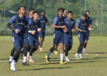 PEMAIN Perak FC menjalani latihan di Stadium Mini Chemor di Ipoh hari ini. - UTUSAN/ZULFACHRI ZULKIFLI