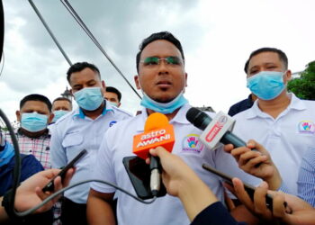 YUSHAIRIL Iswan Ahmad Rohaini dalam sidang akhbar selepas membuat laporan terhadap Lokman Noor Adam di Balai Polis Sungai Senam di Ipoh, Perak, hari ini.