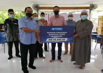 MOHD. Fauzi Md. Fadzil (kiri) menyerahkan sumbangan peruntukan sebanyak RM60,000 kepada Mohd. Ghanis Osman sambil diperhatikan oleh Saiful Yazan Sulaiman (tengah) di Kampung Simat, Johol, Kuala Pilah, Negeri Sembilan hari ini. - FOTO/ZAKKINA WATI AHMAD TARMIZI