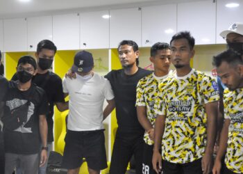 YUSRI Che Lah (tengah) bersama pemain Perak FC-IHSAN PERAK FOOTBALL CLUB