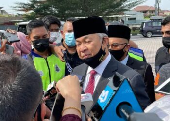 AHMAD Zahid ditemui pemberita di luar Istana Kinta selepas menghadap Sultan Perak di Ipoh hari ini. - UTUSAN/SHAARANI ISMAIL