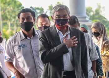 AHMAD Zahid Hamidi tiba di Kompleks Mahkamah Kuala Lumpur hari ini bagi menyambung tuduhan rasuah. - FOTO/AFIQ RAZALI