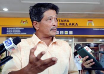 ZAINAL Abu mengadakan sidang akhbar selepas program Santuni Kasih Permata Hati sempena sambutan ulang tahun ke-18 Bandaraya Melaka Bersejarah di Hospital Melaka. - FOTO/RASUL AZLI SAMAD