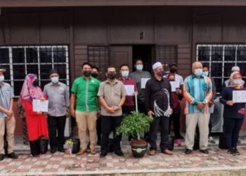 ZAINOL Fadzi Paharuddin (depan, tengah) bersama peserta kursus fertigasi cili di Pusat Latihan Pertanian Degong, Labu Kubong, Pasir Salak, Perak hari ini. - FOTO/AIN SAFRE BIDIN