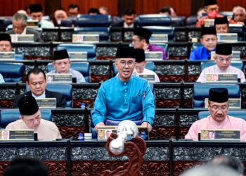 Tengku Zafrul Tengku Abdul Aziz membentangkan Bajet 2023 
di Parlimen, semalam. – IHSAN JABATAN PENERANGAN