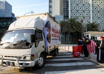 ZULKIFLI Mohamad Al-Bakri (kanan) melakukan Flag Off pada Majlis Penyerahan Sumbangan Tabung Musa’adah Bantuan Bencana Alam Pasca Banjir JAKIM-YWM ke Kelantan di pekarangan Kompleks Islam JAKIM, Putrajaya hari ini. - FOTO/FAISOL MUSTAFA