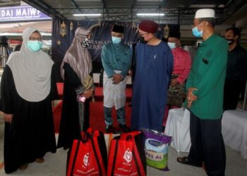 ZULKIFLI Mohamad Al-Bakri (depan, dua dari kanan) beramah mesra bersama penerima penyampaian sumbangan Aidilfitri asnaf di Surau Al-Muttaqin, Presint 5, Putrajaya, hari ini. - FOTO/FAISOL MUSTAFA