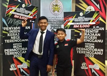 PELUMBA cilik negara, Muhammad Hakim Danish (kiri) dan Qabil Irfan bergambar bersama replika cek insentif daripada kerajaan negeri di Kuala Terengganu, hari ini. - UTUSAN/TENGKU DANISH BAHRI TENGKU YUSOF