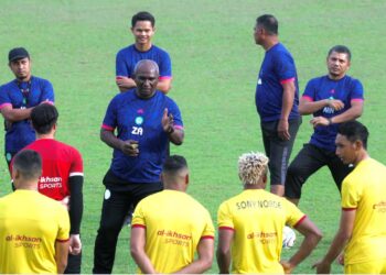 ZAINAL Abidin Hassan mengendalikan latihan Melaka United di Stadium Hang Tuah,  Melaka semalam dalam persiapan menghadapi Kuala Lumpur City pada separuh akhir kedua Piala Malaysia malam ini. – UTUSAN/RASUL AZLI SAMAD