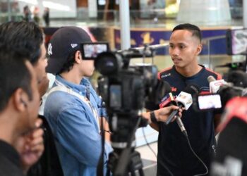 DAMOK ditemubual media sebelum berlepas ke Sepanyol kelmarin. - IHSAN ZK RACING