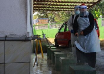 ZULKIFLI Mohamed Al-Bakri melakukan gimik sanitasi menyempurnakan Program Yadim Peduli: Musaadah dan Sanitasi Masjid di Masjid Kampung Bukit Kadir, Nilai, Seremban hari ini. - FOTO/MUHAMMAD IZZAT TERMIZIE