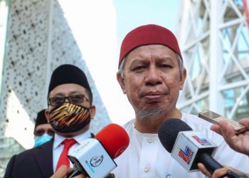 ZULKIFLI Mohamad Al-Bakri bercakap kepada ketika mengulas isu memakai pakaian tradisional kaum-kaum lain selepas menghadiri sambutan Hari Kebangsaan peringkat agensi-agensi di bawah Jabatan Perdana Menteri di Kompleks Islam Putrajaya, Putrajaya hari ini. - FOTO/FAISOL MUSTAFA