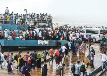 ORANG RAMAI berpusu-pusu menaiki feri di Munashiganj sebelum Bangladesh melaksanakan perintah berkurung bagi menangani penularan wabak Covid-19. - AFP